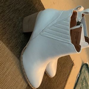 New! White ankle boots with studs. 9N.